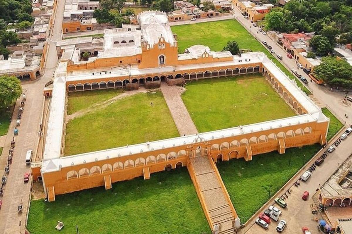 vista aèria d'un edifici amb un pati verd