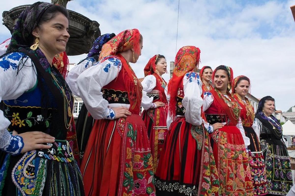 un grup de femei în rochii care stăteau una lângă alta