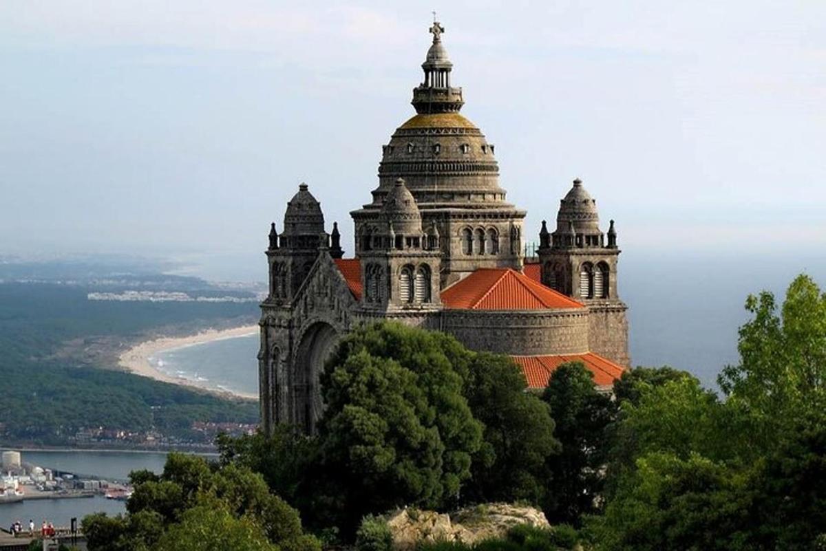 o clădire mare pe vârful unui deal cu un râu
