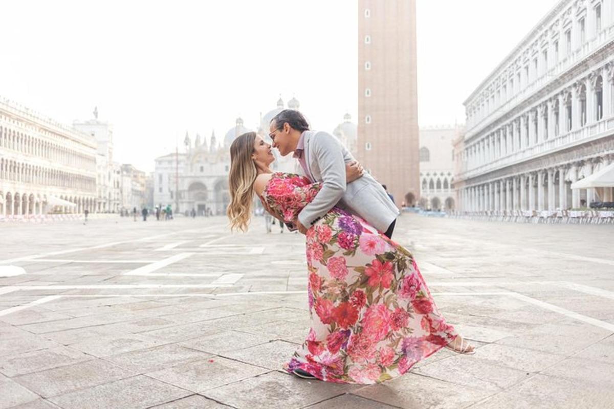 um homem e uma mulher se beijando na rua