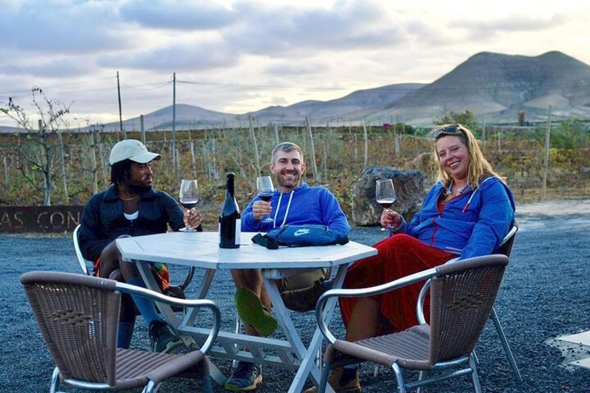 hópur fólks situr við borð með vínglösum