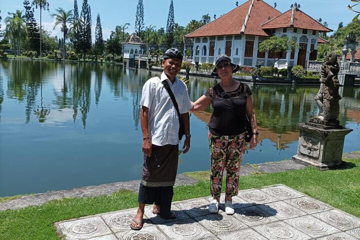 mees ja naine seisavad järve ääres