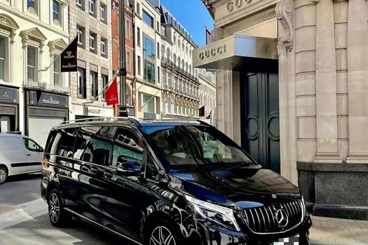černé auto zaparkované před budovou