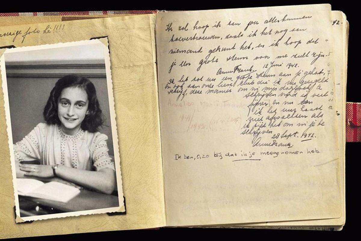crno-bijela fotografija žene koja drži knjigu