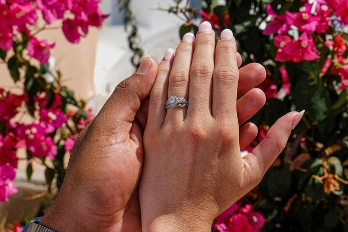 seseorang mengangkat tangannya dengan cincin pertunangan