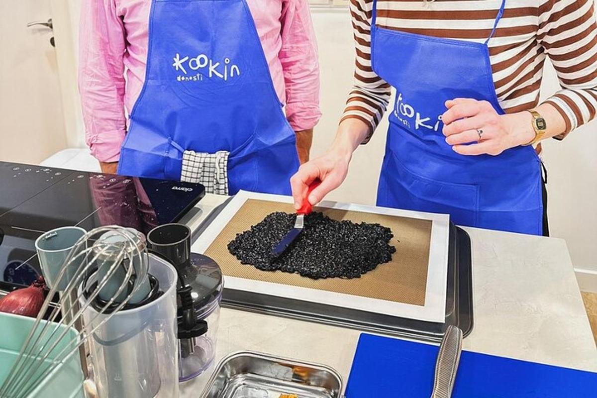 žena v kuchyni připravuje jídlo na prkénku