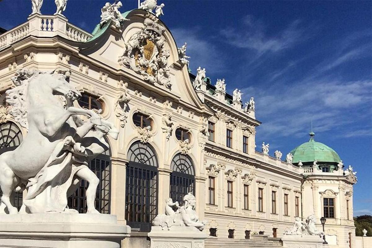 um grande edifício com uma estátua na frente