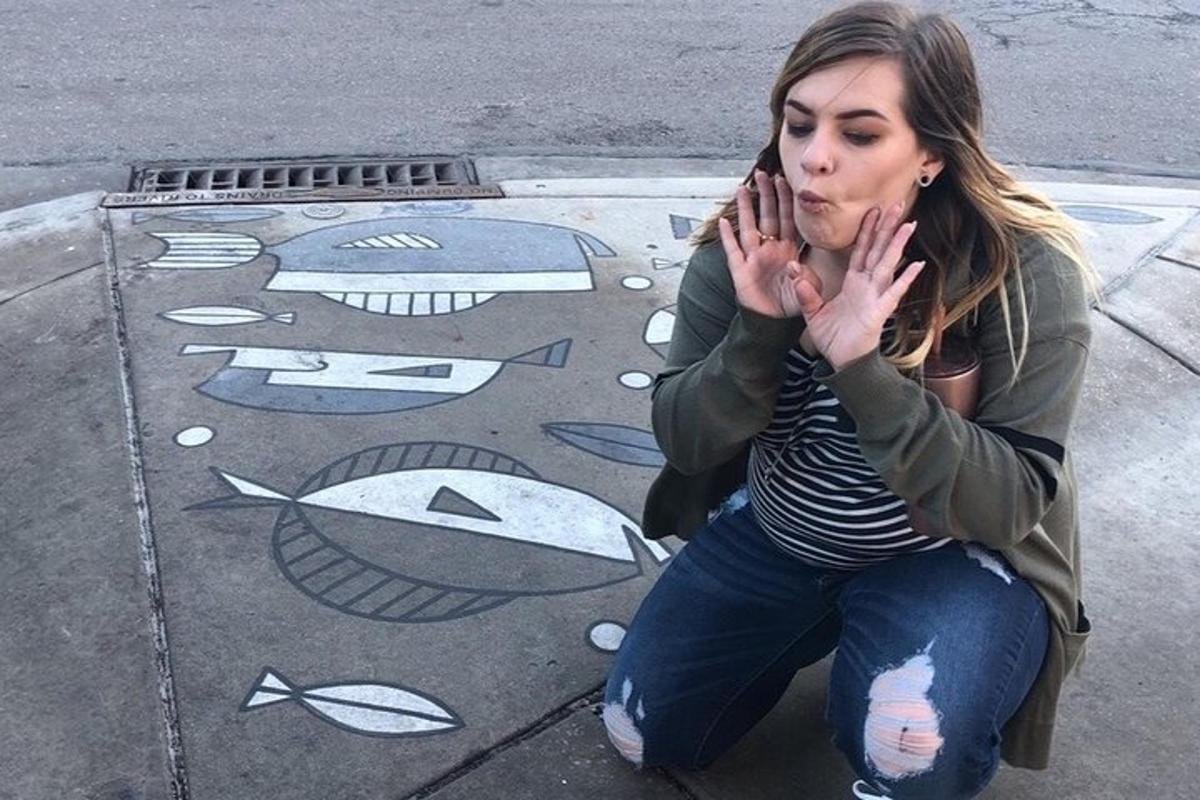 žena sedící na kraji ulice s rukama