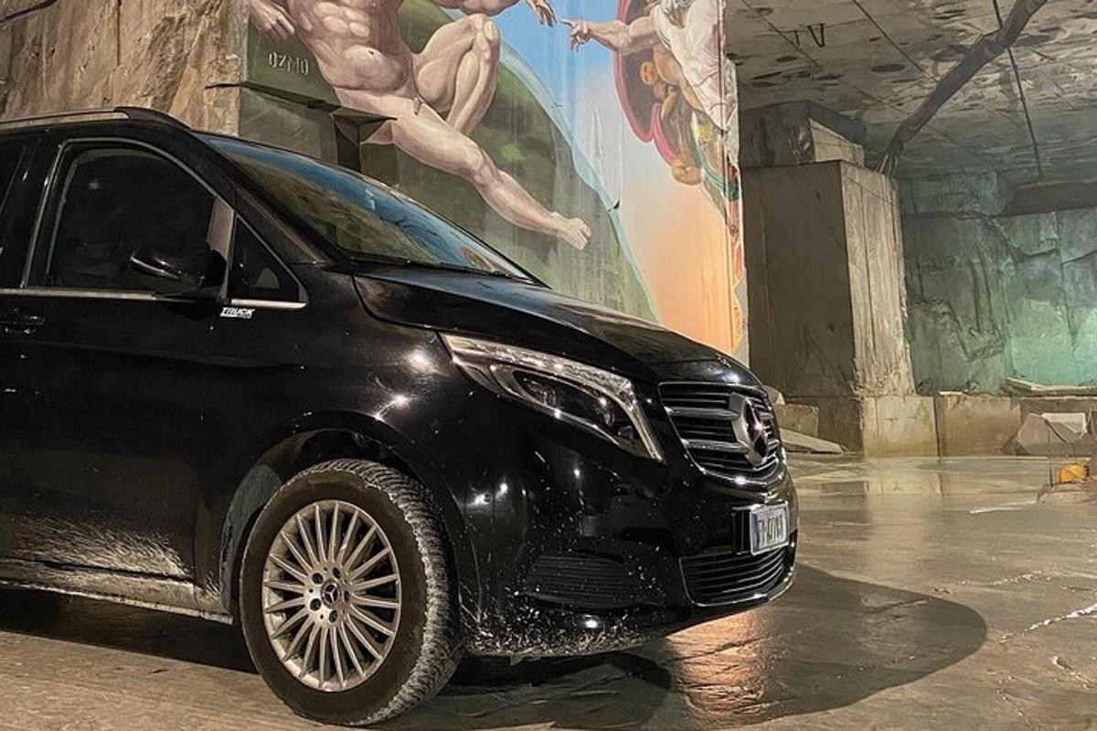 un cotxe negre aparcat en una habitació amb un quadre