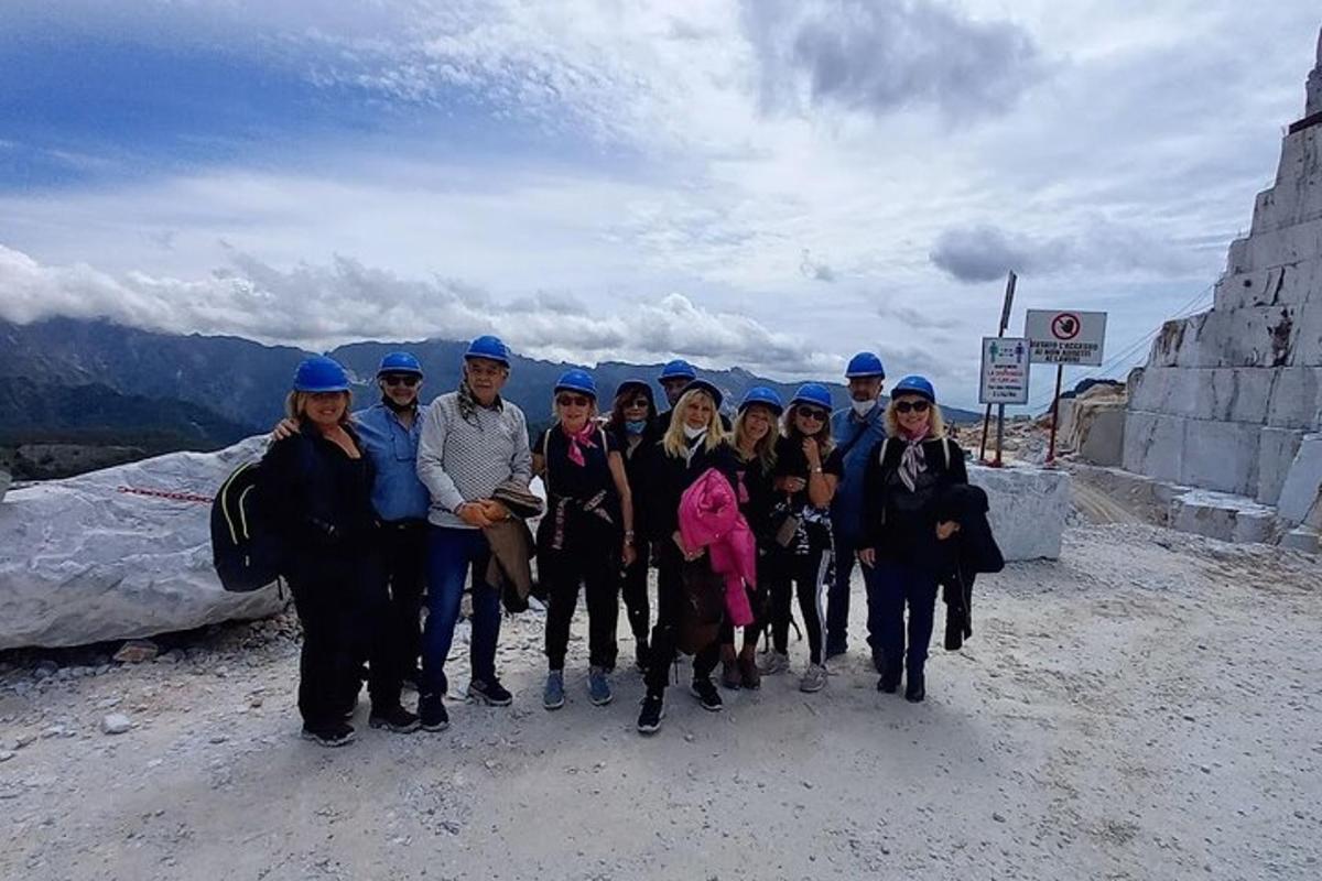 un grup de persones dempeus al cim d'una muntanya