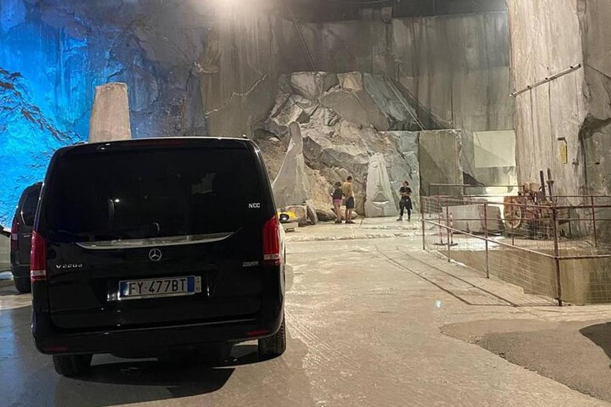 un tot terreny negre aparcat davant d'un museu
