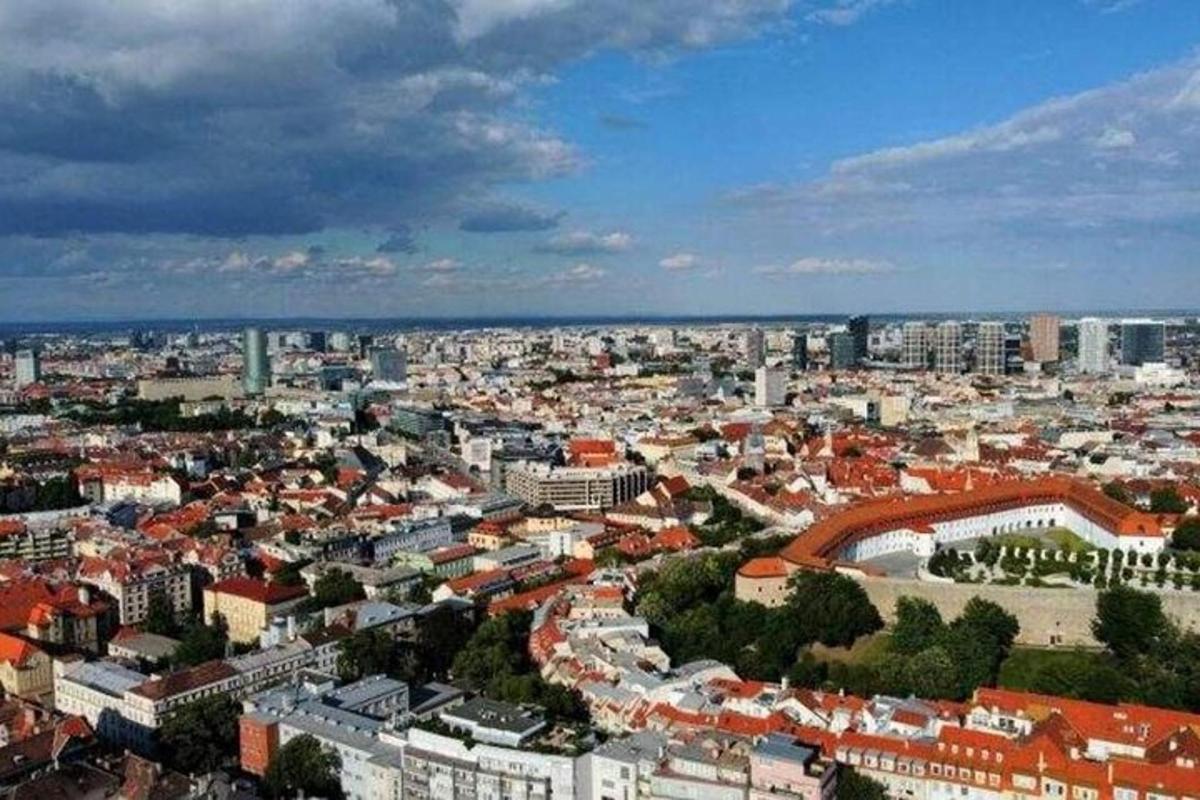 o vedere aeriană a unui oraș cu clădiri