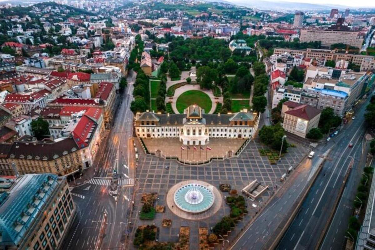 o vedere aeriană a unui oraș cu o clădire