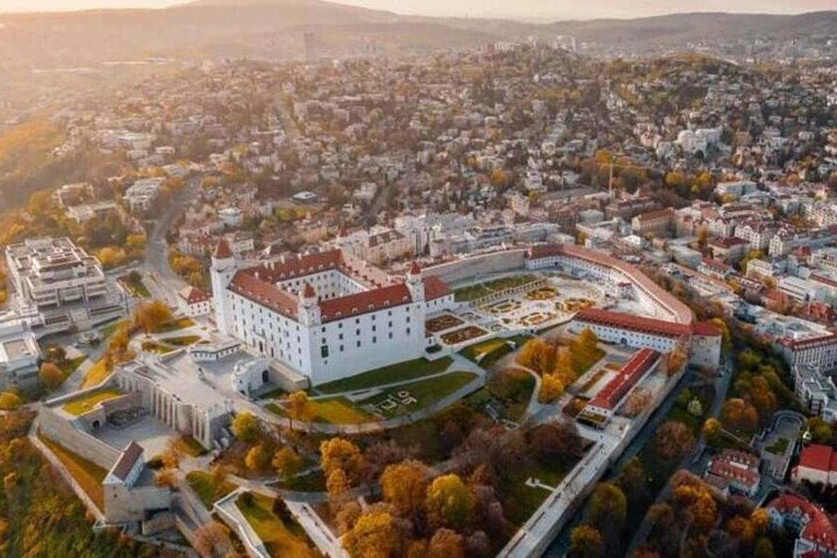 o vedere aeriană a unei clădiri mari și albe
