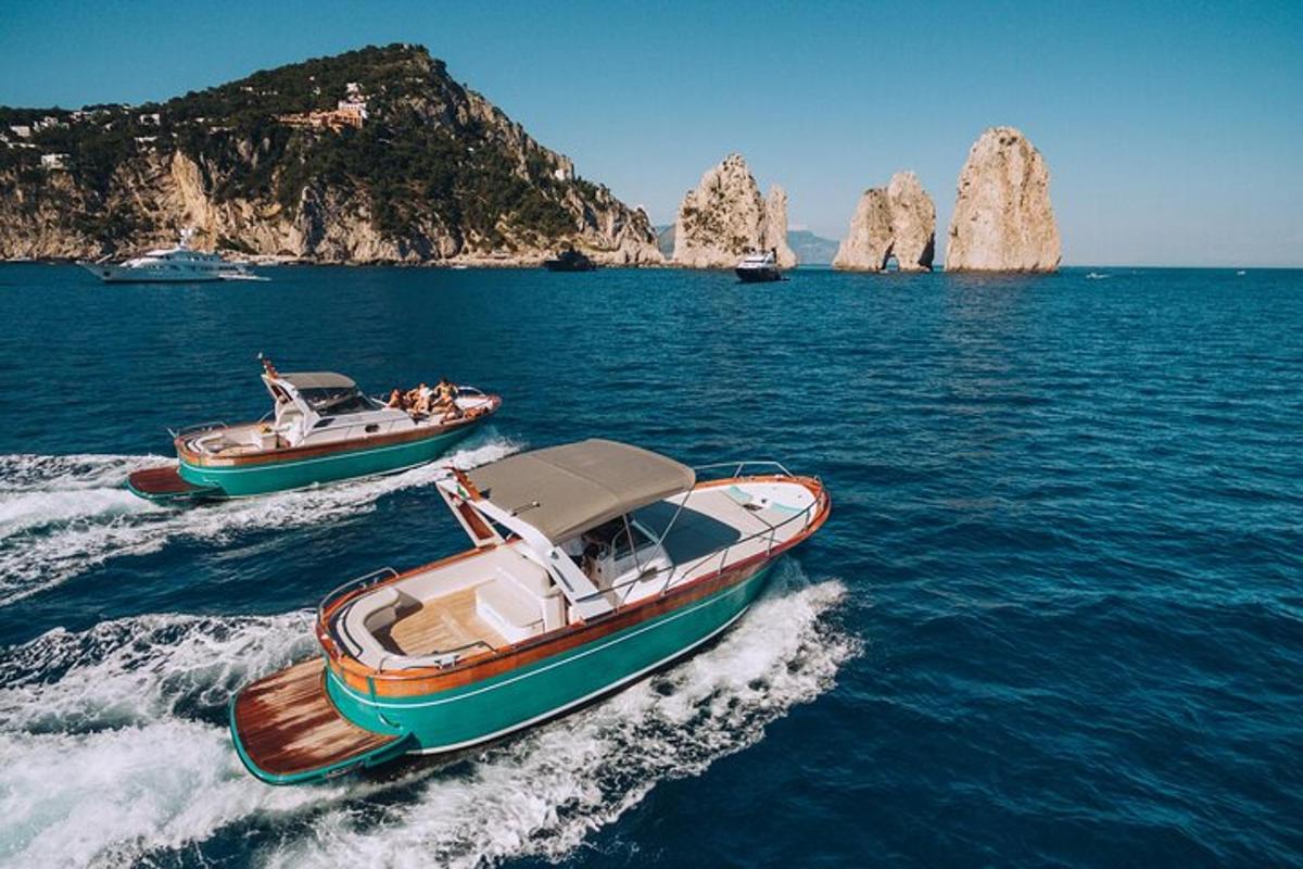 Dos barcos en el agua con rocas al fondo