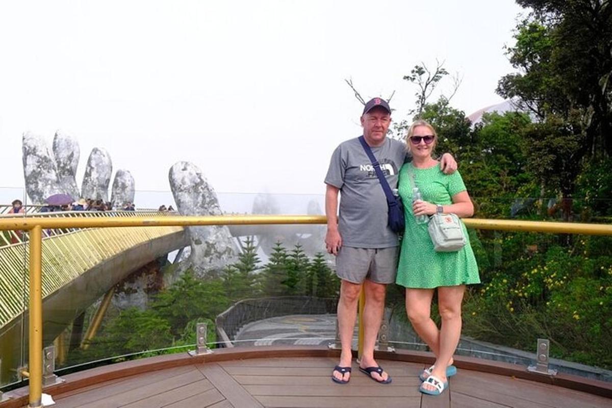 ein Mann und eine Frau stehen auf einer Brücke