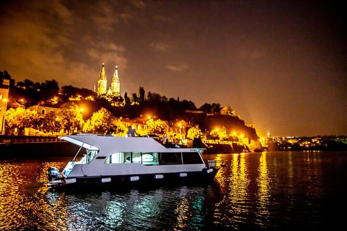 um barco flutuando na água à noite