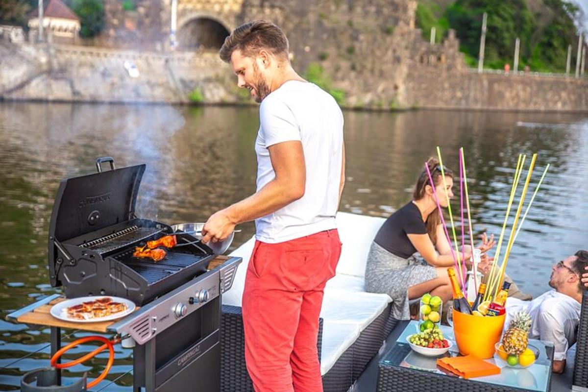 um homem cozinhando comida em uma grelha em um barco