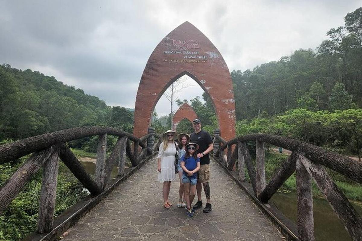 sekeluarga bergambar di atas jambatan