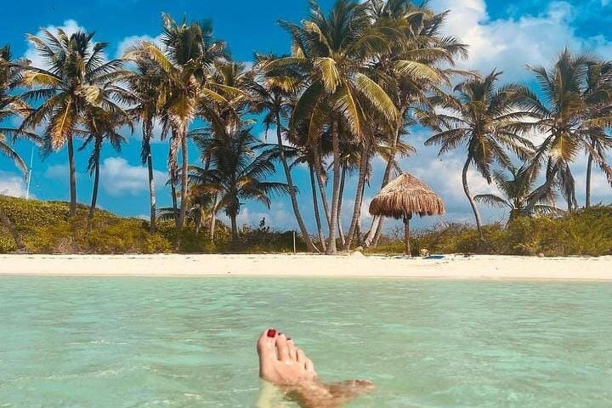una persona sdraiata nell'acqua su una spiaggia