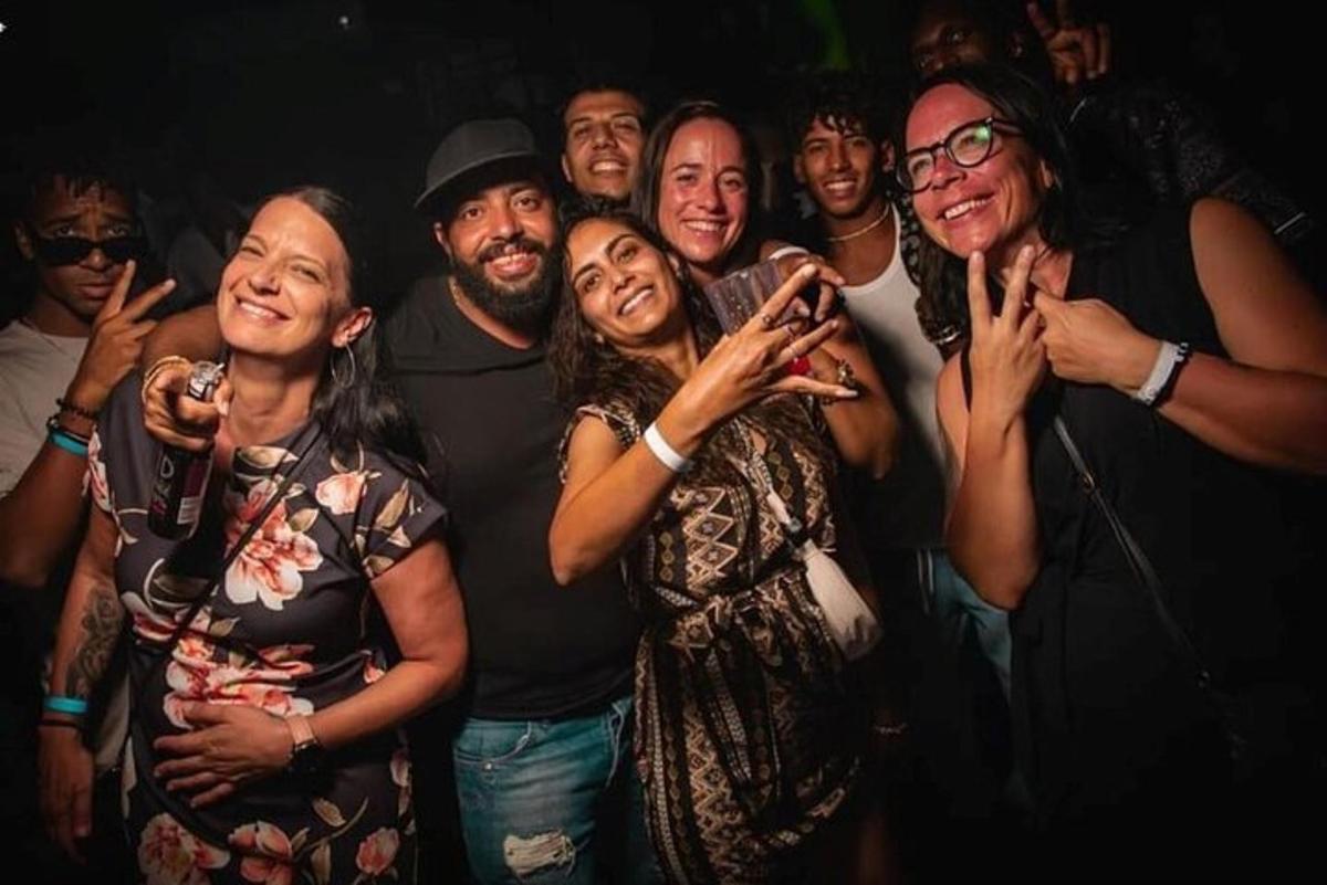 skupina lidí pózujících pro fotografii na večírku
