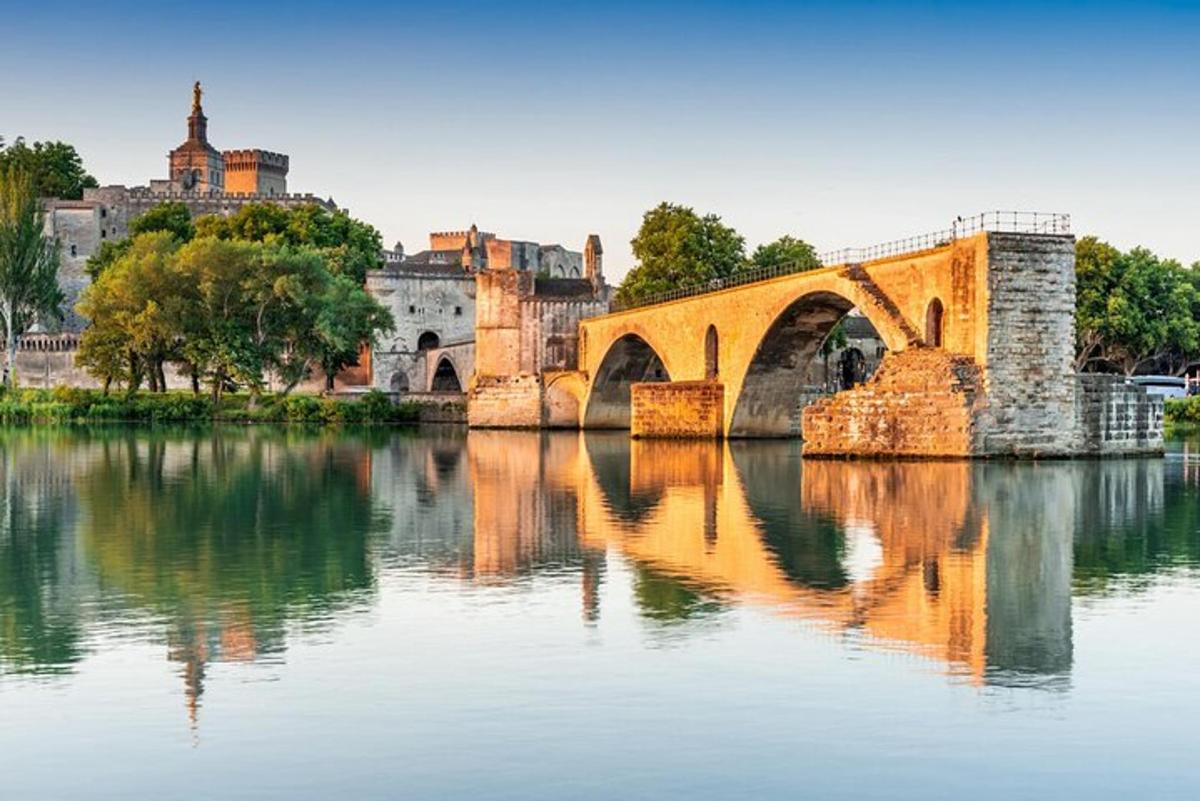 uma ponte sobre um rio com uma cidade ao fundo