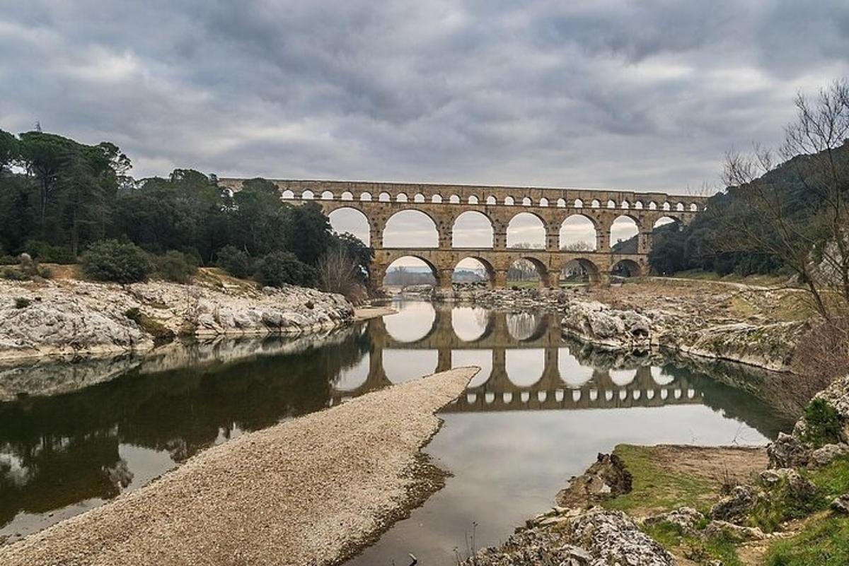 uma ponte ferroviária sobre um rio com um rio