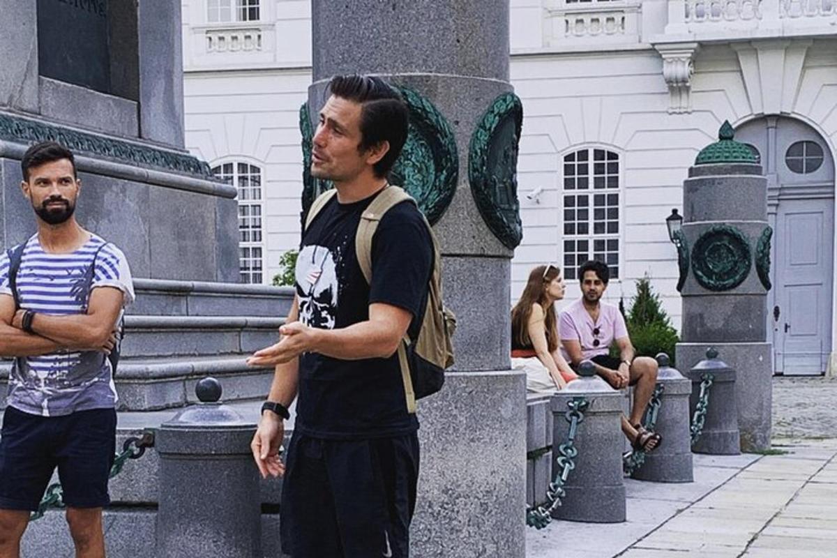 Un grupo de hombres de pie frente a una fuente.