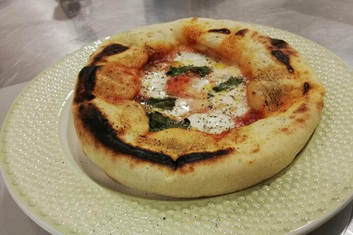 en liten pizza på en tallerken på et bord