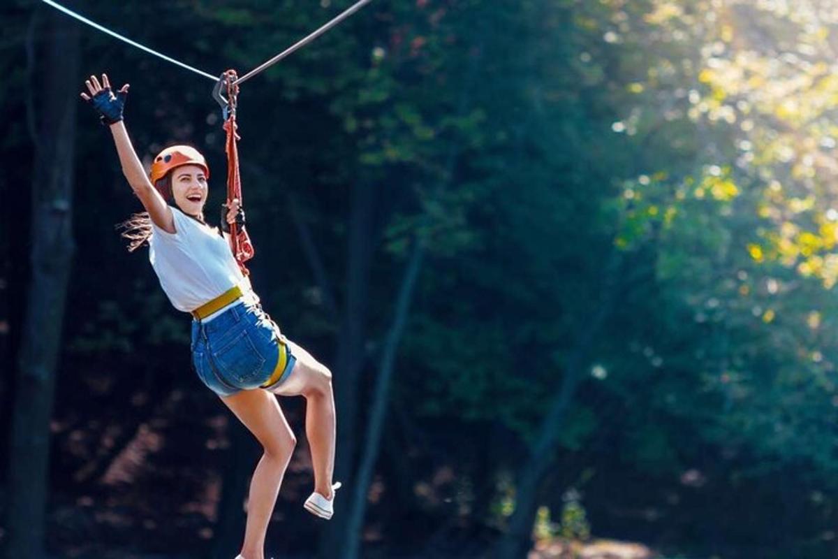 žena visící na laně na zip line