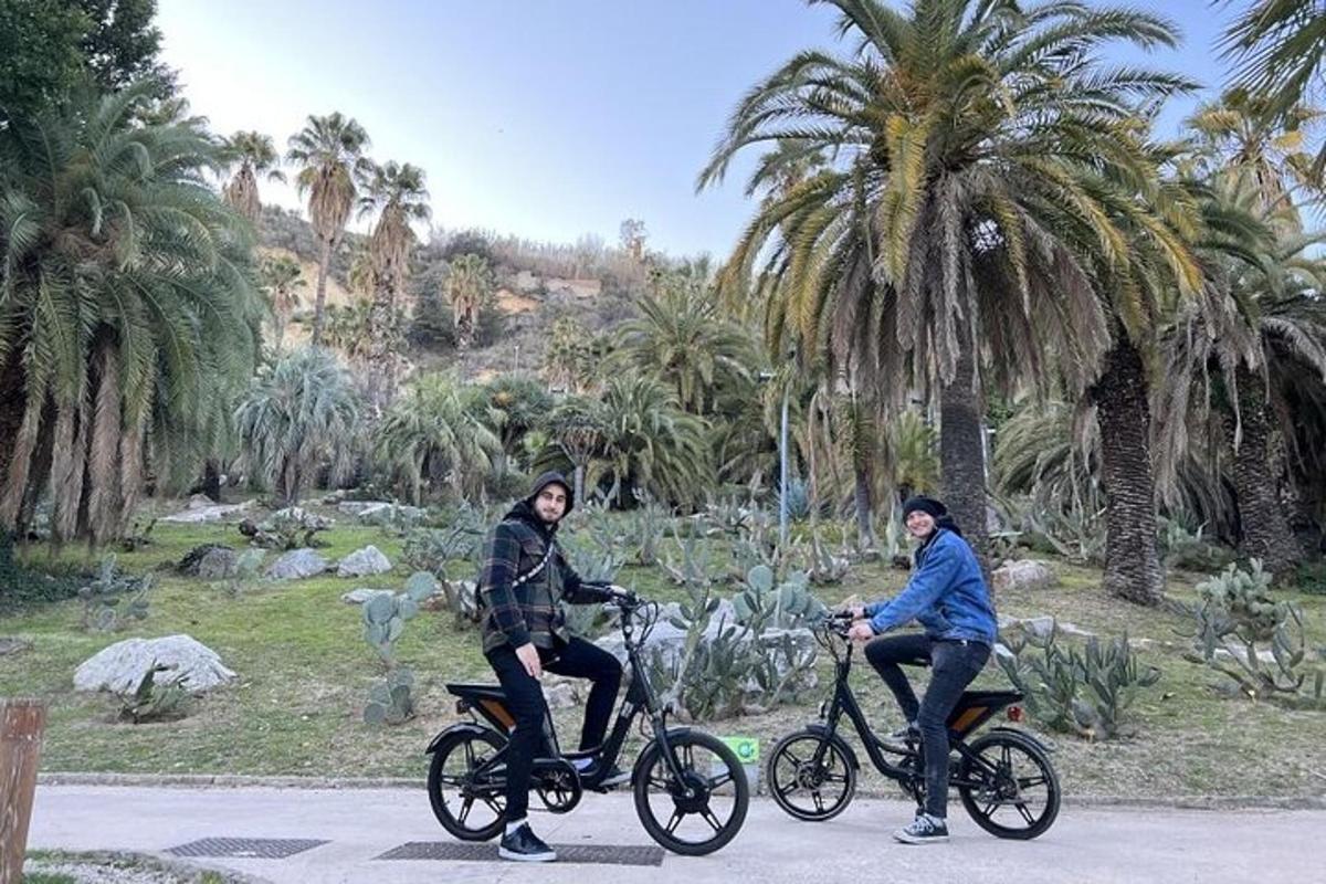 twee mensen fietsen in een park met palmbomen