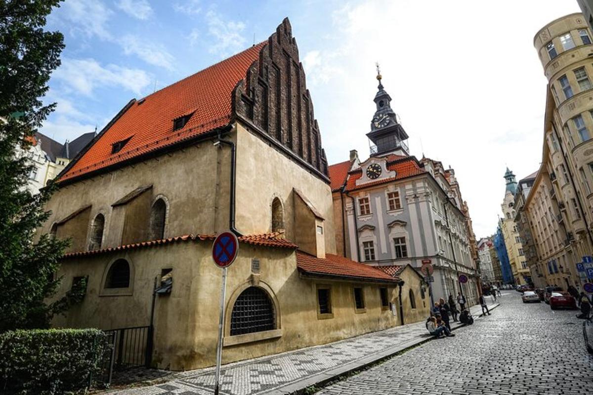 stará budova s červenou střechou na ulici