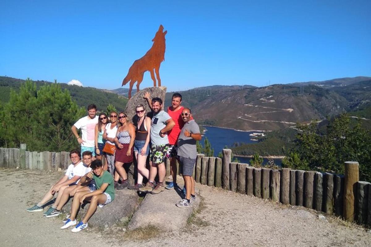 skupina lidí pózujících před sochou koně