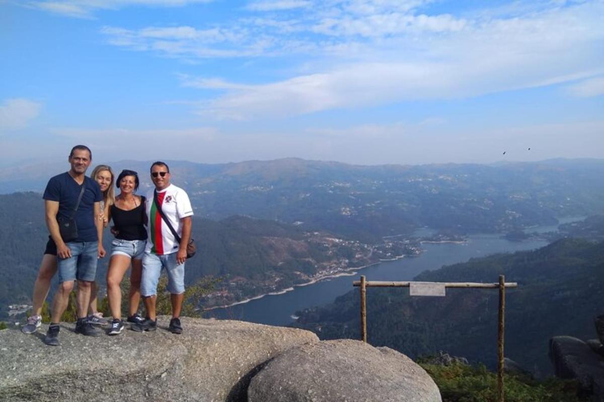 un grup de oameni care stau pe vârful unui munte