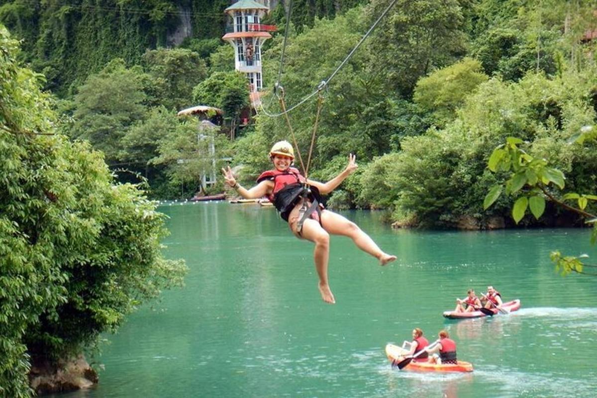 una donna che salta in acqua in un fiume