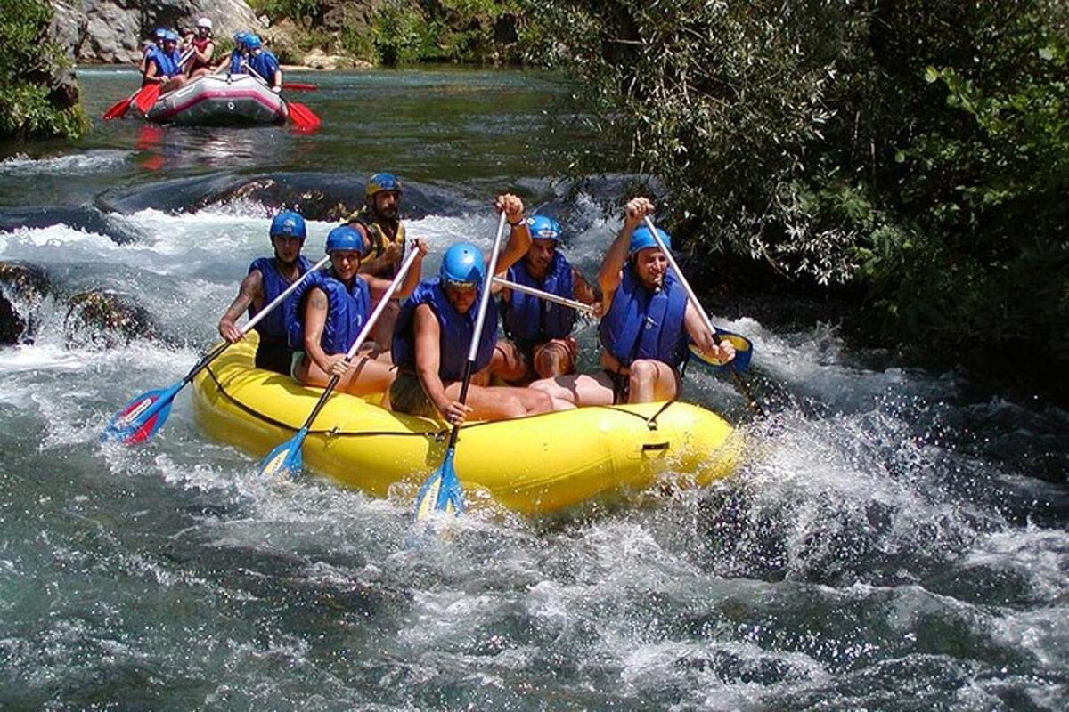 un gruppo di persone su una zattera su un fiume