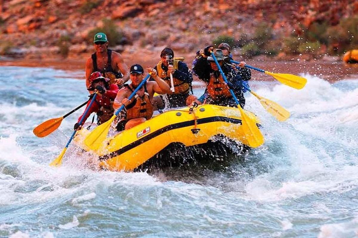 un gruppo di persone su una zattera gialla in acqua