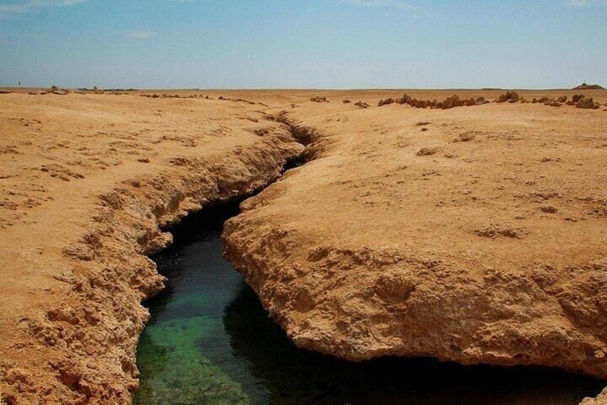 een rivier midden in een woestijn