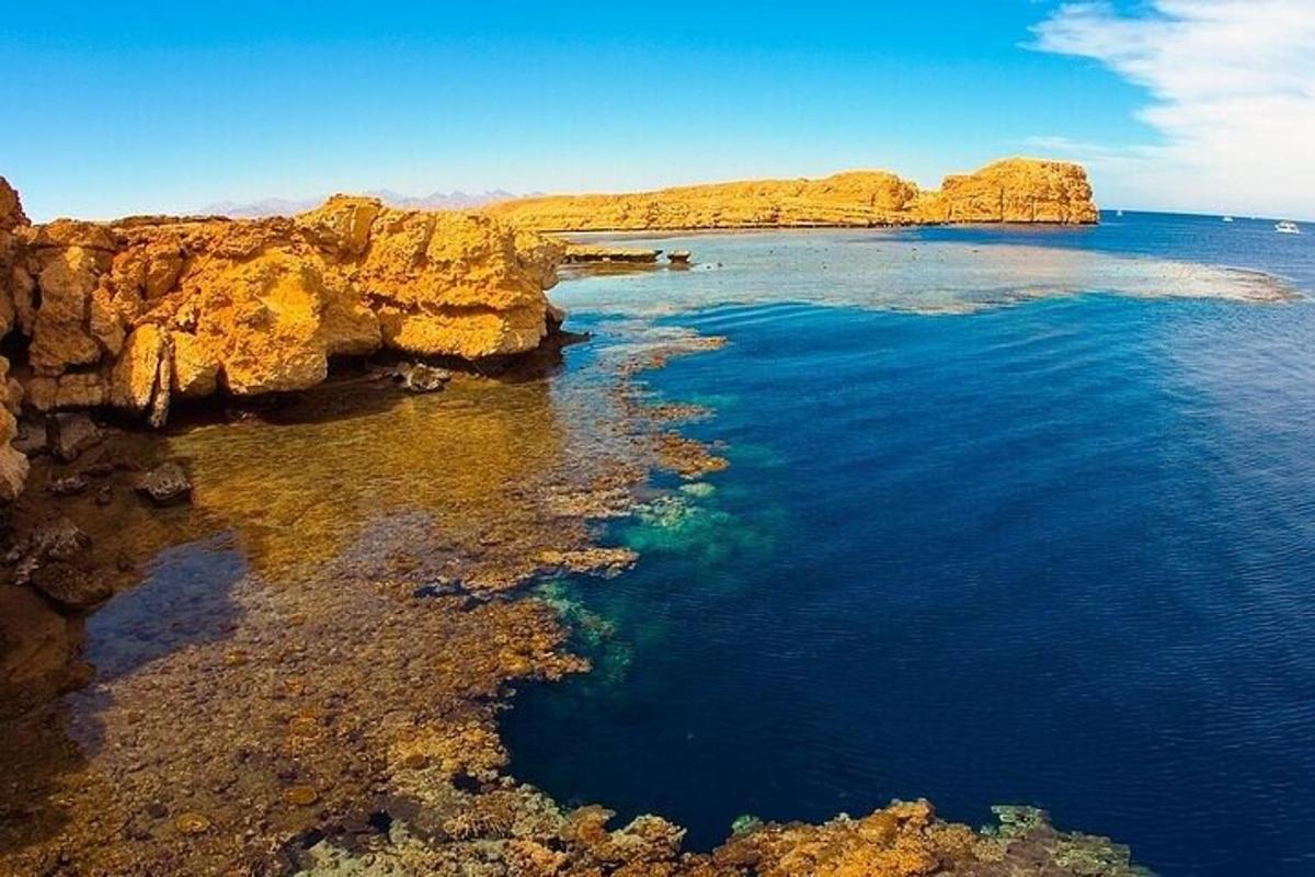 una vista aerea di una spiaggia con rocce nell'acqua