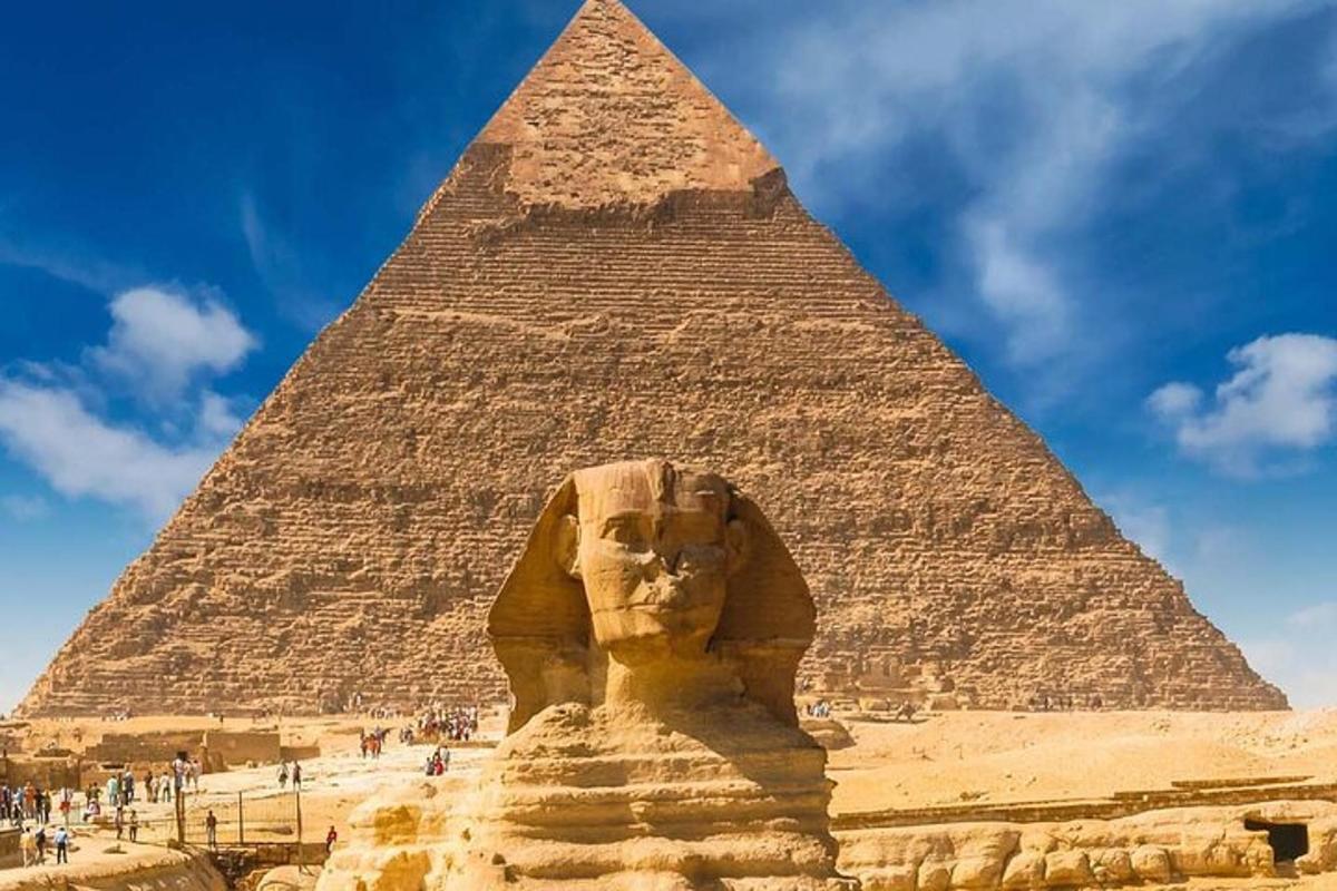 una piramide con una statua di fronte