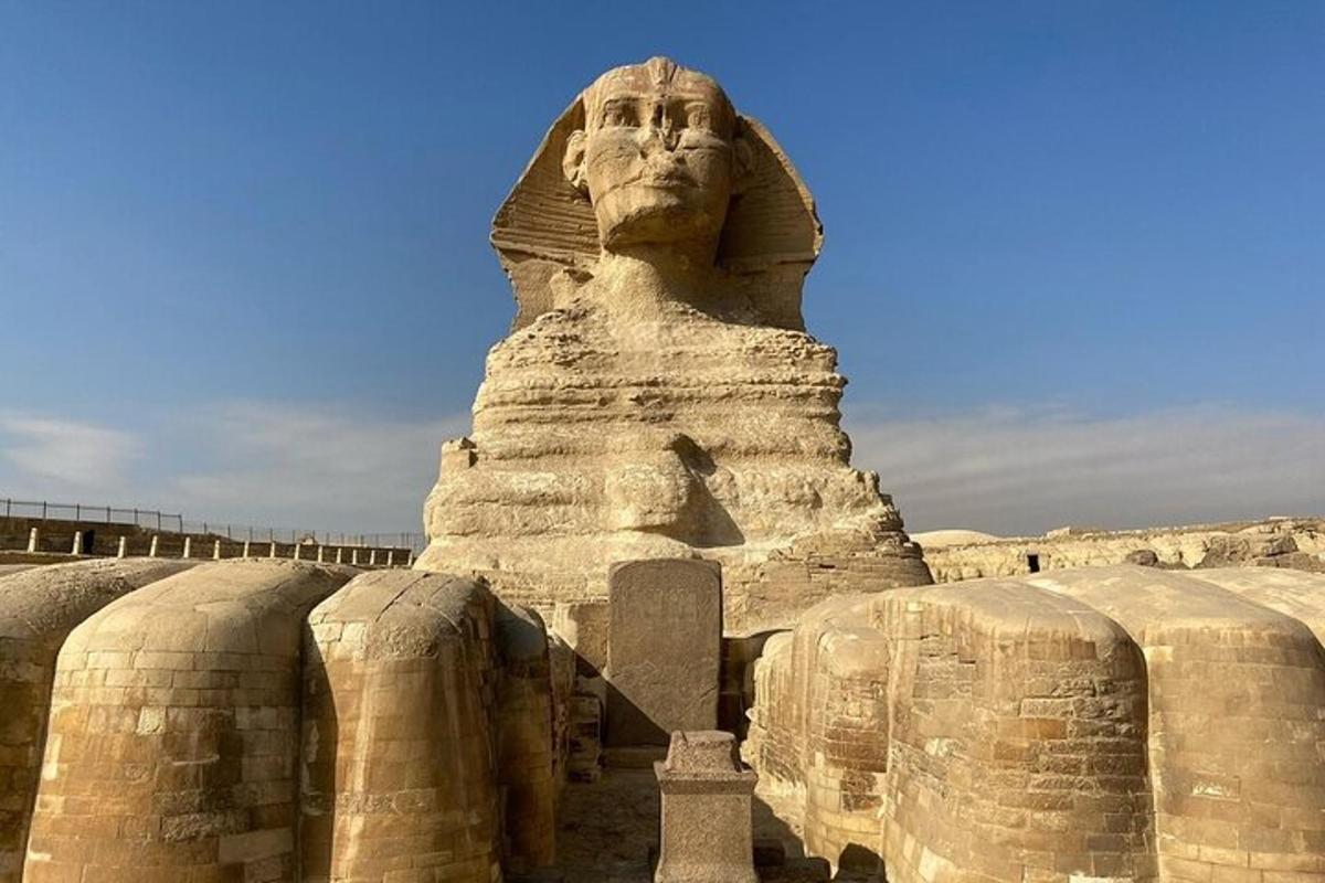 una statua di una testa in cima a un edificio