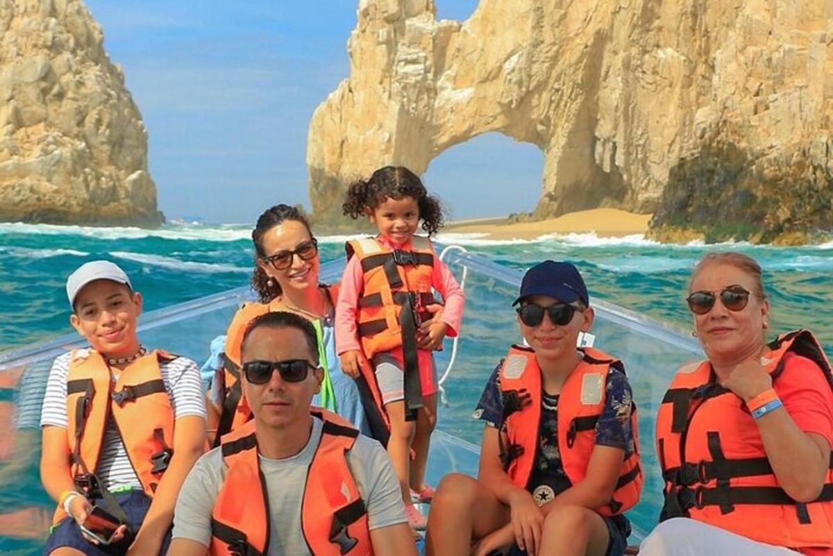 um grupo de pessoas em um barco no oceano