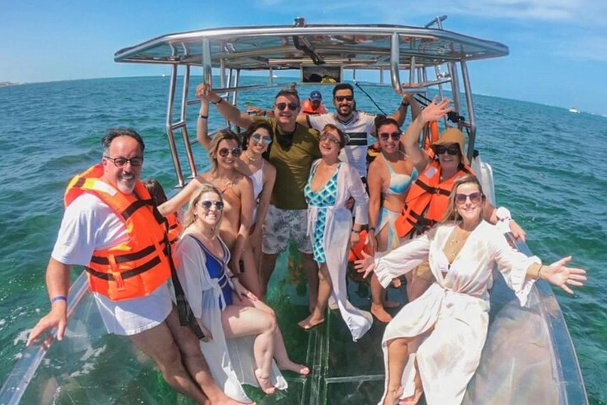 um grupo de pessoas em um barco na água
