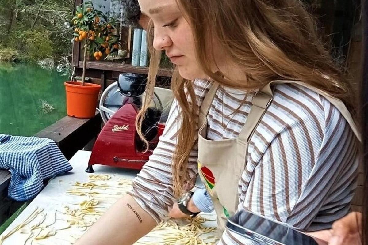 mladá žena v zástěře krájející jídlo