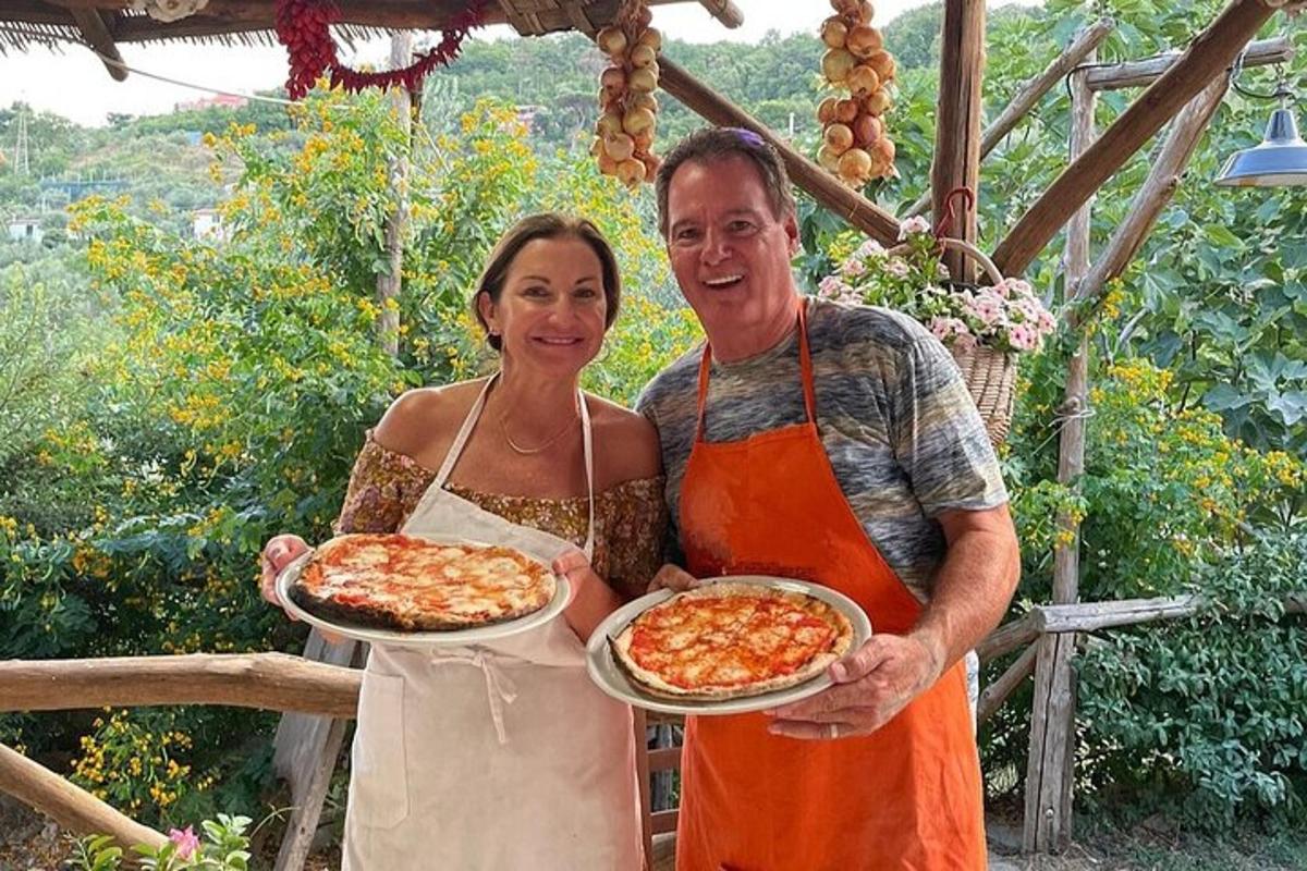 un uomo e una donna che tengono in mano due piatti di pizza