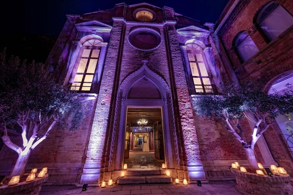 un edificio illuminato di notte