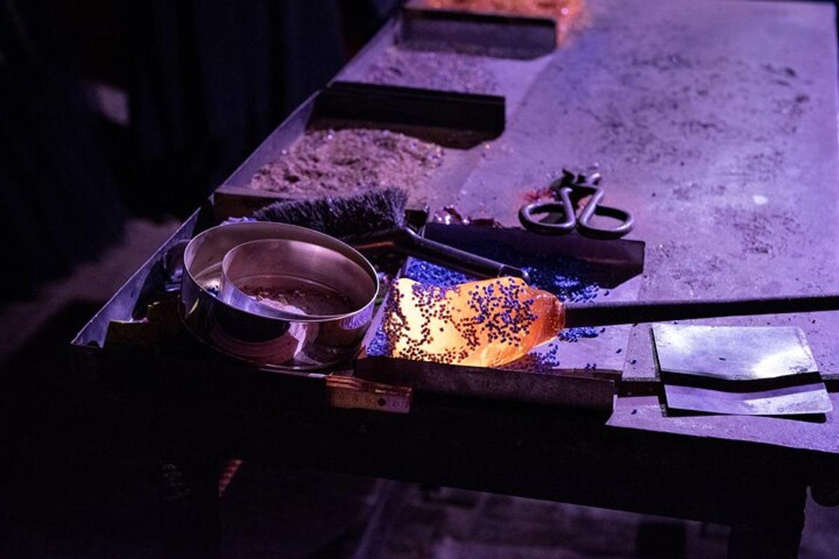 Una mesa con una olla y un fuego encima
