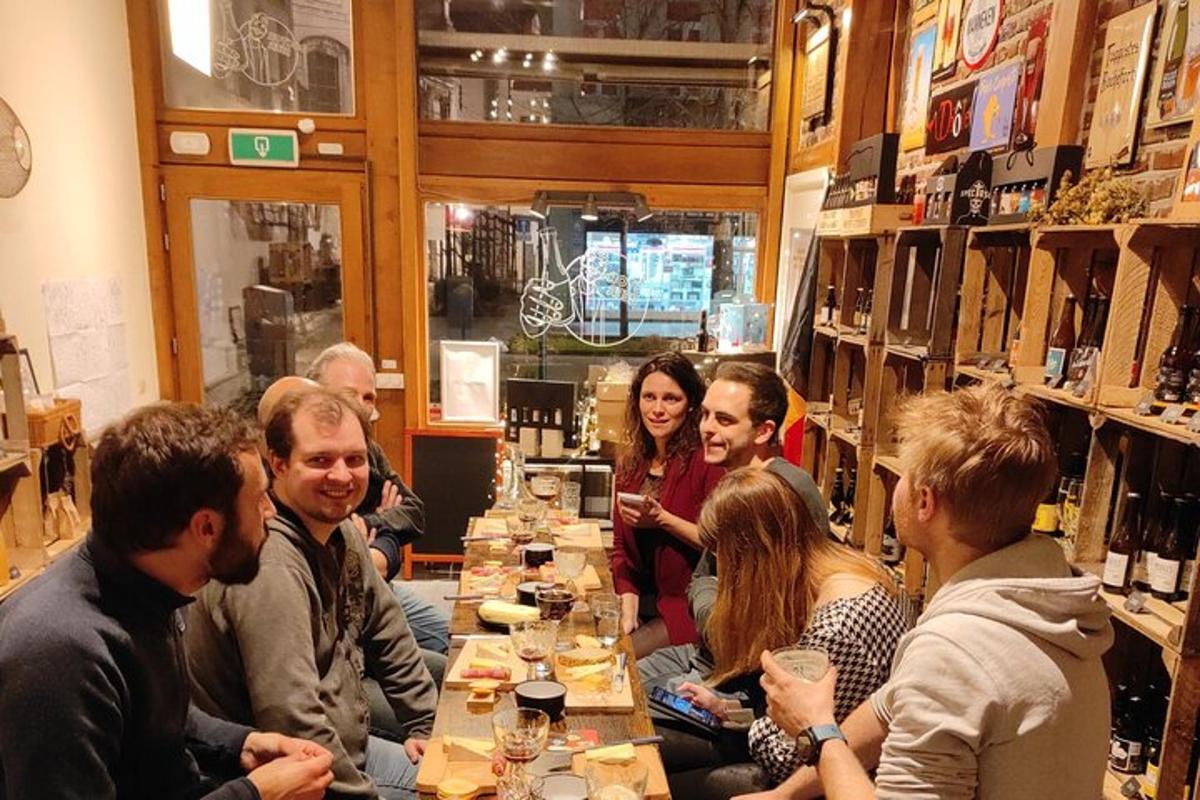 un grup de persones assegudes al voltant d'una taula en un restaurant