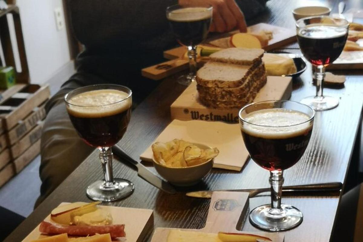 uma mesa coberta com dois copos de cerveja e batatas fritas