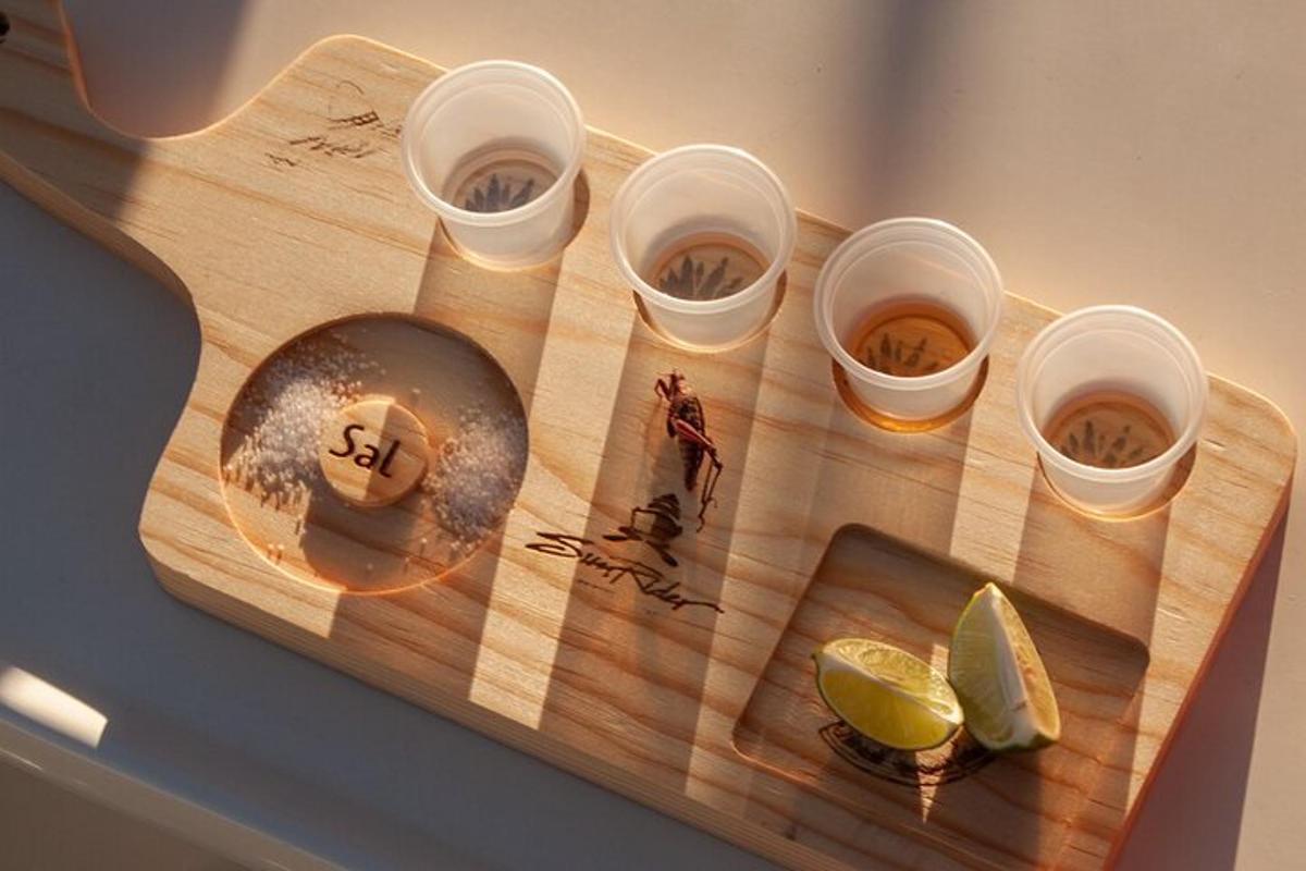 un tagliere di legno con tazze di tè e un lime